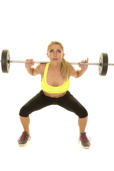 Jovem mulher trabalhando fora com barbell — Fotografia de Stock