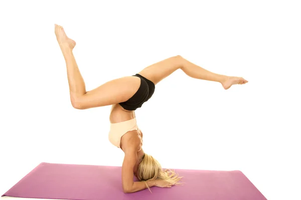 Sporty woman doing head stand — Stock Photo, Image