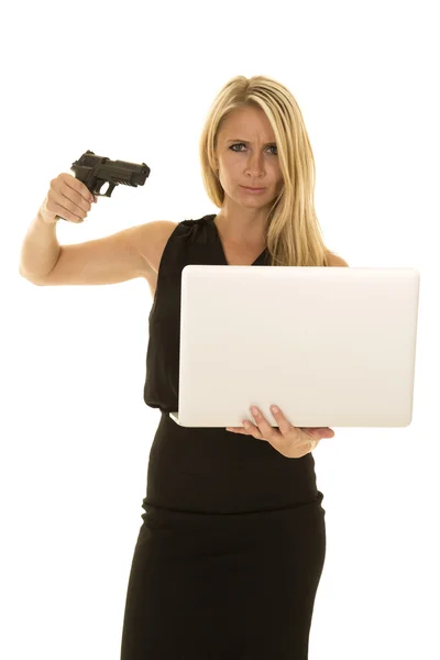 Affärskvinna med pistol och laptop — Stockfoto