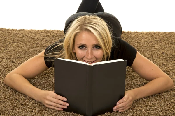 Mujer joven leyendo libro — Foto de Stock