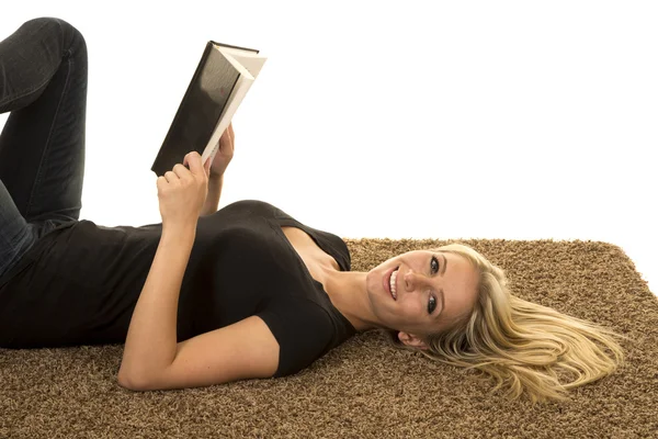 Mujer joven leyendo libro — Foto de Stock