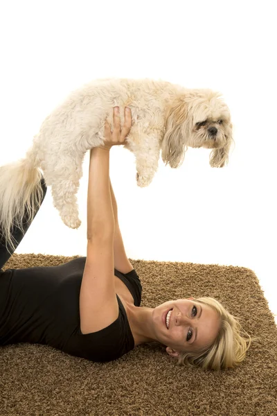 Ung kvinna anläggning hund — Stockfoto