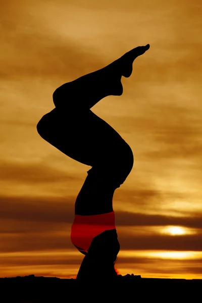 Silhouette of girl gymnast outdoors — Stock Photo, Image