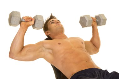 Dambıllarla egzersiz yapan genç adam.