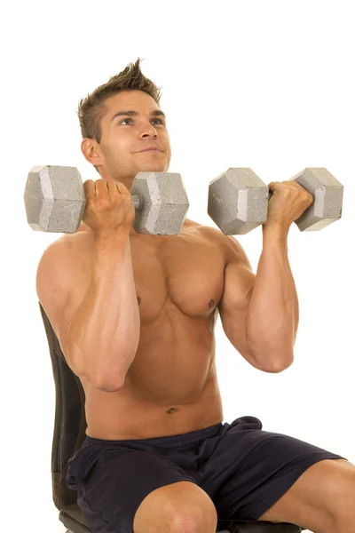 Homem forte exercitando com halteres — Fotografia de Stock