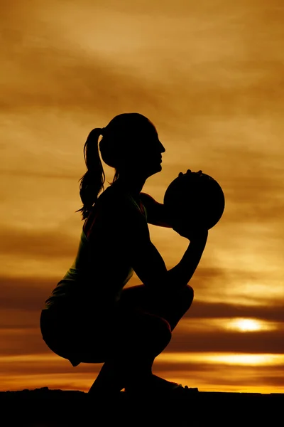 Silhueta de mulher desportiva com bola — Fotografia de Stock