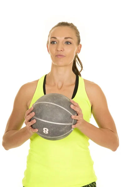 Žena cvičení s míčem — Stock fotografie