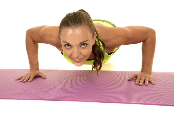 Joven mujer deportista haciendo ejercicio — Foto de Stock