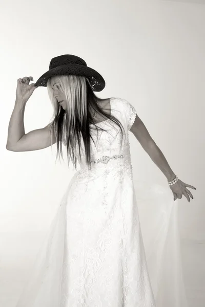 Mladá nevěsta v kovbojském klobouku — Stock fotografie