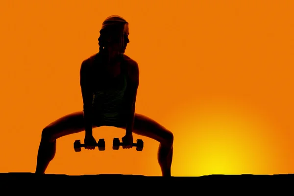 Silhouet van de vrouw uit te oefenen met halters — Stockfoto