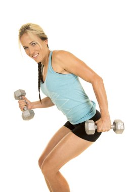 Halterle egzersiz yapan zinde bir kadın.