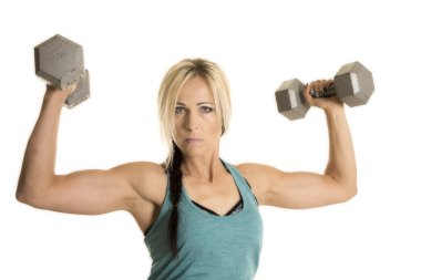 Halterle egzersiz yapan zinde bir kadın.