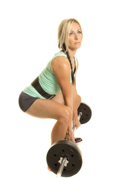 Vrouw die traint met lange halter — Stockfoto