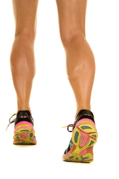 Женские ноги в спортивной обуви — стоковое фото