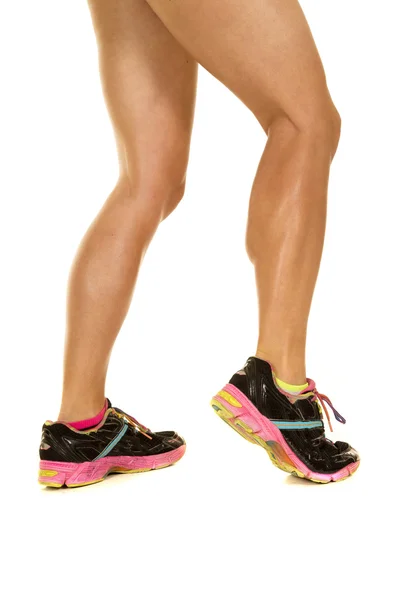 Pernas de mulher em sapatos de fitness — Fotografia de Stock