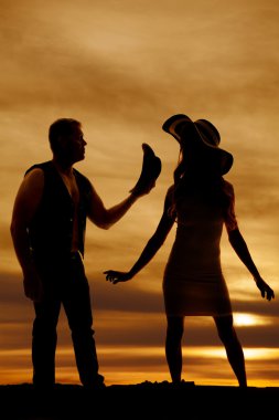 Silhouette kadın ve kovboy açık