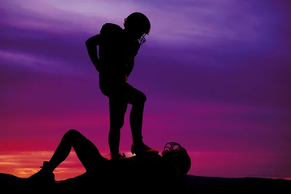 Silhouette de deux joueurs de football — Photo