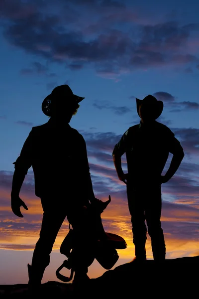 Silhouette zweier Cowboys bei Sonnenuntergang — Stockfoto