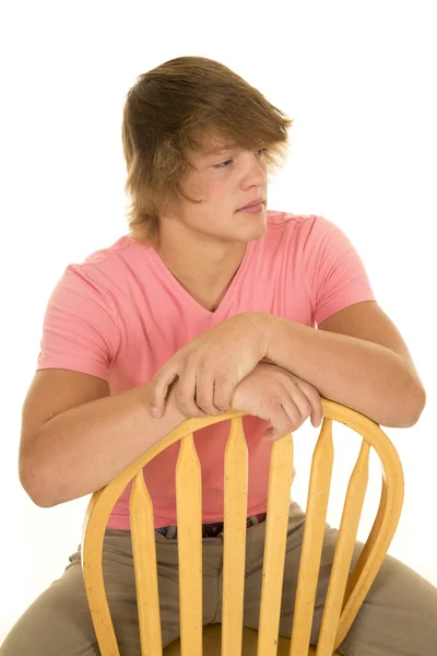 Adolescente menino sentado na cadeira — Fotografia de Stock