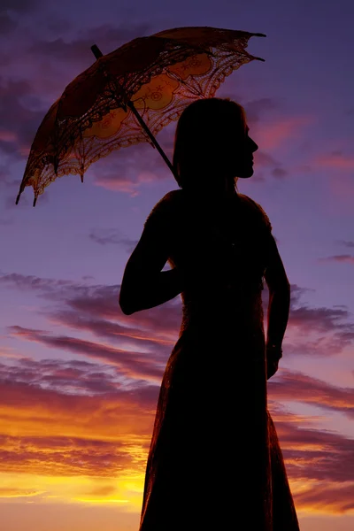 Silhouette d'une femme proche au coucher du soleil avec parapluie — Photo