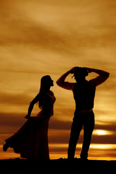 Silhueta cowboy e mulher no por do sol cara uns aos outros — Fotografia de Stock