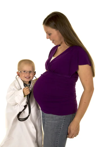 Маленький мальчик с беременной матерью — стоковое фото