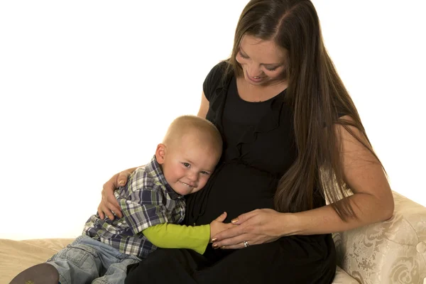 Kleine jongen met zwangere moeder — Stockfoto