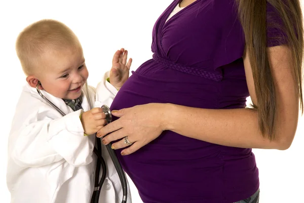 Niño pequeño con madre embarazada — Foto de Stock