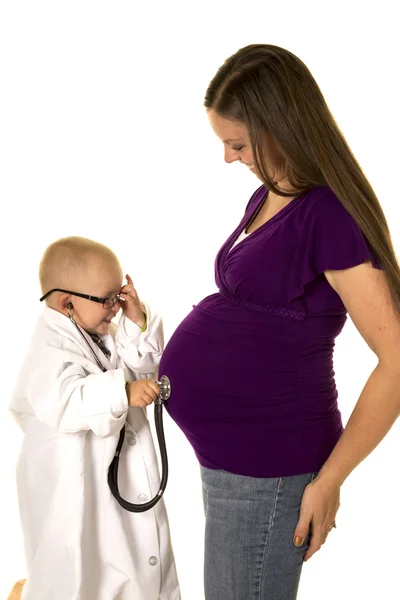 Lille dreng med gravid mor - Stock-foto