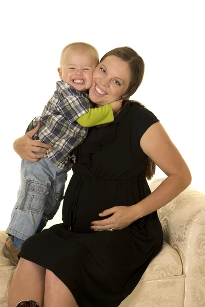 Kleiner Junge mit schwangerer Mutter — Stockfoto