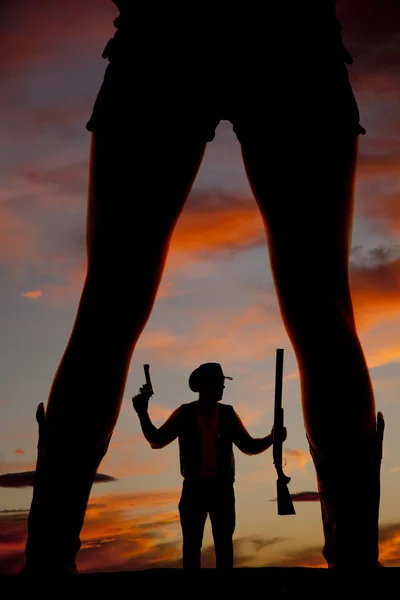 Silhueta de um cowboy e pernas de mulher — Fotografia de Stock