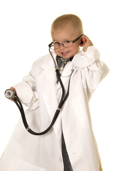 Kleiner Junge Arzt mit Stethoskop Stockbild