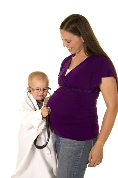 Niño pequeño con madre embarazada — Foto de Stock