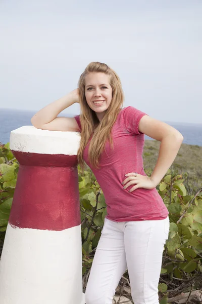 Dziewczynę stojącą przy wybrzeżu Oceanu — Zdjęcie stockowe