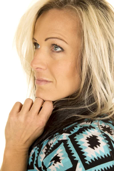 Blonde vrouw hoofd in blauwe en zwarte shirt kant glimlach opzoeken — Stockfoto