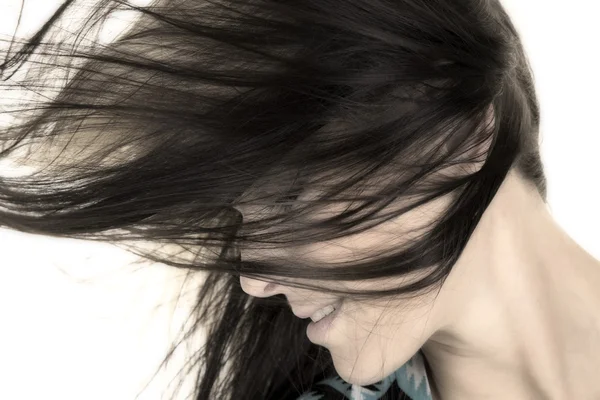 Kvinna huvudet closewith hår i ansiktet från sidan — Stockfoto