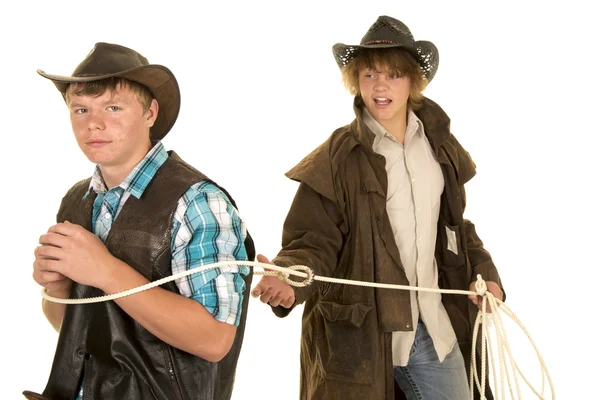Fiatal cowboy kötelek másik cowboy — Stock Fotó
