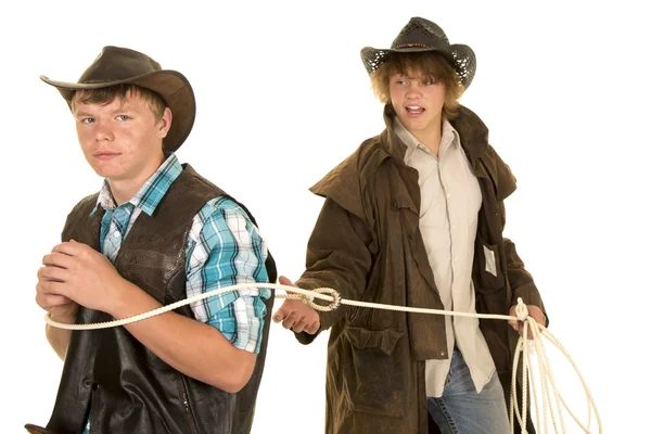 Jeune cow-boy cordes un autre cow-boy — Photo