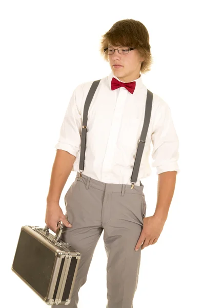 Молодой человек с красным галстуком-бантом смотрит вниз — стоковое фото