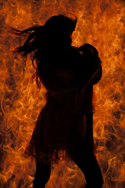 Silhouette de femme sur fond de feu — Photo