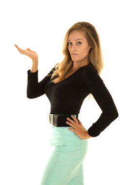 genç kadın bir şeyler gösteriyor