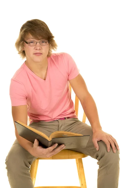 Joven estudiante leyendo libro —  Fotos de Stock