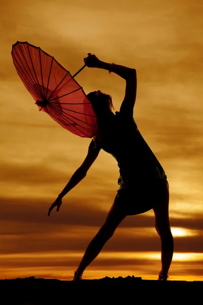 Silhouet van mooie vrouw met paraplu — Stockfoto