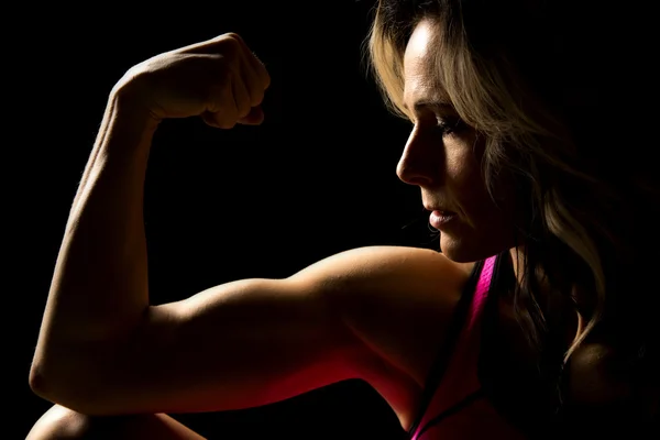 Deporte mujer mostrando bíceps — Foto de Stock