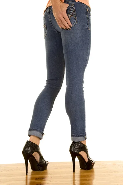 De benen van de vrouw in jeans en hakken — Stockfoto