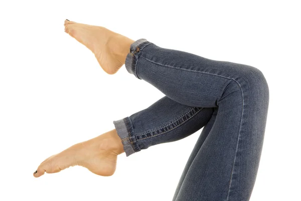 Jambes de femme en pantalon denim — Photo