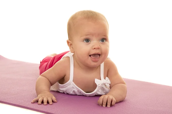 Bebê na barriga no tapete de ioga — Fotografia de Stock