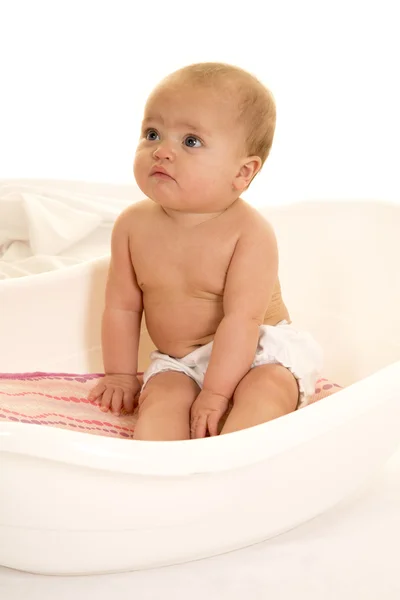 Um bebê sentado em sua banheira, esperando por um banho / — Fotografia de Stock