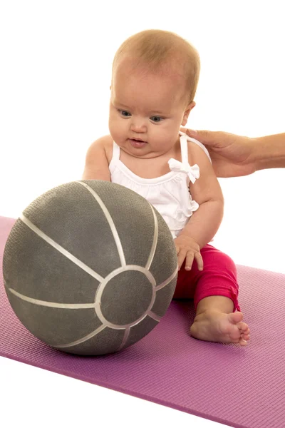 Bébé sur tapis avec balle de fitness — Photo