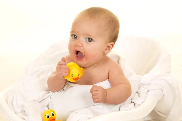 Bébé avec canard en caoutchouc dans la baignoire — Photo